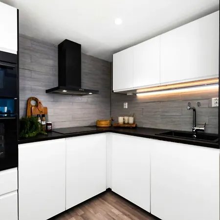 Modern Big 2 Bedroom Near Solsiden